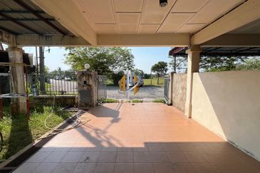 𝐑𝐔𝐌𝐀𝐇 𝐓𝐄𝐑𝐄𝐒 𝐃𝐔𝐀 𝐓𝐈𝐍𝐆𝐊𝐀𝐓 𝐂𝐎𝐑𝐍𝐄𝐑𝐋𝐎𝐓 𝐃𝐈 𝐓𝐀𝐌𝐀𝐍 𝐃𝐄𝐒𝐀 𝐒𝐎𝐋𝐄𝐇𝐀𝐇, 𝐊𝐔𝐀𝐋𝐀 𝐍𝐄𝐑𝐔𝐒