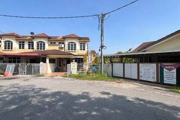 𝐑𝐔𝐌𝐀𝐇 𝐓𝐄𝐑𝐄𝐒 𝐃𝐔𝐀 𝐓𝐈𝐍𝐆𝐊𝐀𝐓 𝐂𝐎𝐑𝐍𝐄𝐑𝐋𝐎𝐓 𝐃𝐈 𝐓𝐀𝐌𝐀𝐍 𝐃𝐄𝐒𝐀 𝐒𝐎𝐋𝐄𝐇𝐀𝐇, 𝐊𝐔𝐀𝐋𝐀 𝐍𝐄𝐑𝐔𝐒