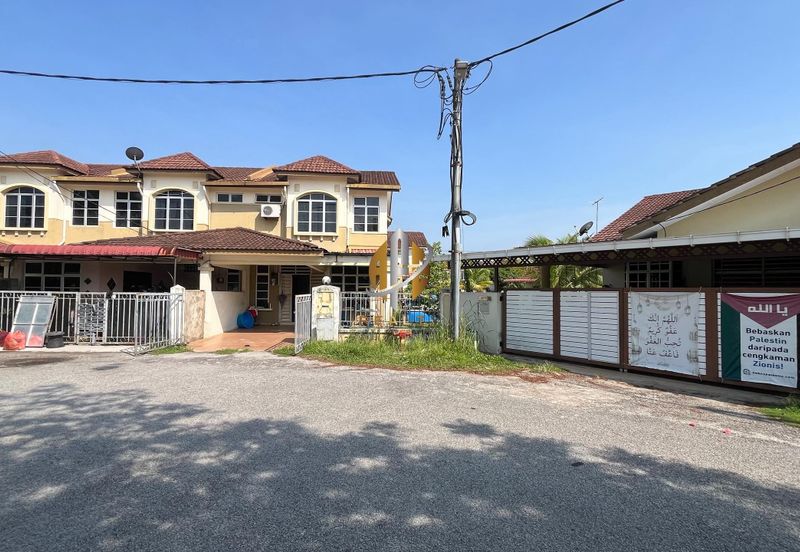 𝐑𝐔𝐌𝐀𝐇 𝐓𝐄𝐑𝐄𝐒 𝐃𝐔𝐀 𝐓𝐈𝐍𝐆𝐊𝐀𝐓 𝐂𝐎𝐑𝐍𝐄𝐑𝐋𝐎𝐓 𝐃𝐈 𝐓𝐀𝐌𝐀𝐍 𝐃𝐄𝐒𝐀 𝐒𝐎𝐋𝐄𝐇𝐀𝐇, 𝐊𝐔𝐀𝐋𝐀 𝐍𝐄𝐑𝐔𝐒