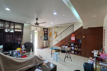 𝐑𝐔𝐌𝐀𝐇 𝐓𝐄𝐑𝐄𝐒 𝐃𝐔𝐀 𝐓𝐈𝐍𝐆𝐊𝐀𝐓 𝐂𝐎𝐑𝐍𝐄𝐑𝐋𝐎𝐓 𝐃𝐈 𝐓𝐀𝐌𝐀𝐍 𝐃𝐄𝐒𝐀 𝐒𝐎𝐋𝐄𝐇𝐀𝐇, 𝐊𝐔𝐀𝐋𝐀 𝐍𝐄𝐑𝐔𝐒