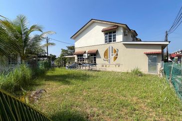 𝐑𝐔𝐌𝐀𝐇 𝐓𝐄𝐑𝐄𝐒 𝐃𝐔𝐀 𝐓𝐈𝐍𝐆𝐊𝐀𝐓 𝐂𝐎𝐑𝐍𝐄𝐑𝐋𝐎𝐓 𝐃𝐈 𝐓𝐀𝐌𝐀𝐍 𝐃𝐄𝐒𝐀 𝐒𝐎𝐋𝐄𝐇𝐀𝐇, 𝐊𝐔𝐀𝐋𝐀 𝐍𝐄𝐑𝐔𝐒