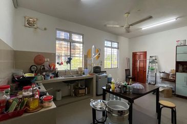 𝐑𝐔𝐌𝐀𝐇 𝐓𝐄𝐑𝐄𝐒 𝐃𝐔𝐀 𝐓𝐈𝐍𝐆𝐊𝐀𝐓 𝐂𝐎𝐑𝐍𝐄𝐑𝐋𝐎𝐓 𝐃𝐈 𝐓𝐀𝐌𝐀𝐍 𝐃𝐄𝐒𝐀 𝐒𝐎𝐋𝐄𝐇𝐀𝐇, 𝐊𝐔𝐀𝐋𝐀 𝐍𝐄𝐑𝐔𝐒