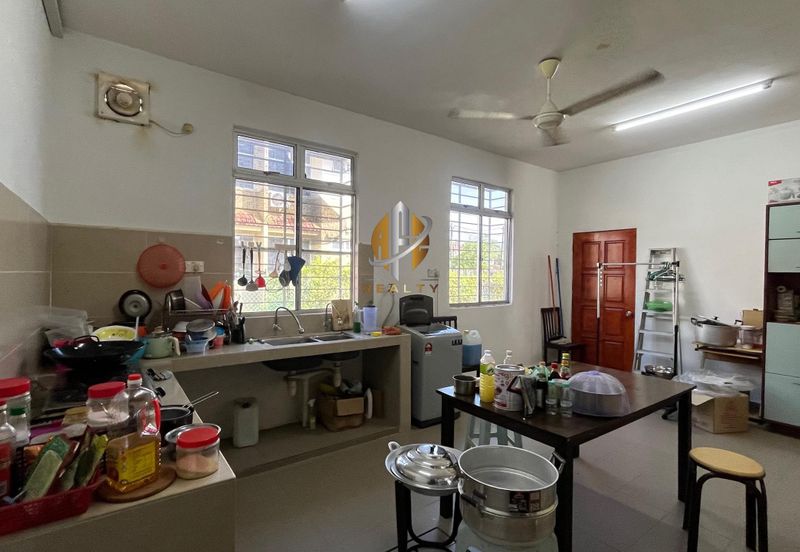 𝐑𝐔𝐌𝐀𝐇 𝐓𝐄𝐑𝐄𝐒 𝐃𝐔𝐀 𝐓𝐈𝐍𝐆𝐊𝐀𝐓 𝐂𝐎𝐑𝐍𝐄𝐑𝐋𝐎𝐓 𝐃𝐈 𝐓𝐀𝐌𝐀𝐍 𝐃𝐄𝐒𝐀 𝐒𝐎𝐋𝐄𝐇𝐀𝐇, 𝐊𝐔𝐀𝐋𝐀 𝐍𝐄𝐑𝐔𝐒