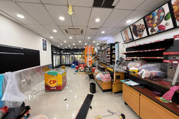 Shoplot 3 Tingkat + Business Hotel di Kuala Dungun, Terengganu di hadapan Politeknik Dungun 