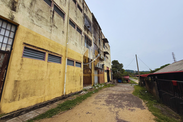 Shoplot 3 Tingkat + Business Hotel di Kuala Dungun, Terengganu di hadapan Politeknik Dungun 