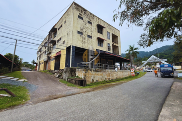 Shoplot 3 Tingkat + Business Hotel di Kuala Dungun, Terengganu di hadapan Politeknik Dungun 