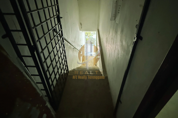 Shoplot 2 Tingkat di Bukit Tumbuh, Seberang Takir, Terengganu di Tepi Jalan Utama ke Airport