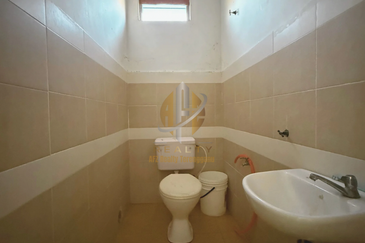 Shoplot 2 Tingkat di Bukit Tumbuh, Seberang Takir, Terengganu di Tepi Jalan Utama ke Airport