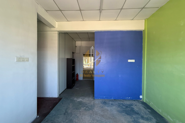 Shoplot 2 Tingkat di Bukit Tumbuh, Seberang Takir, Terengganu di Tepi Jalan Utama ke Airport