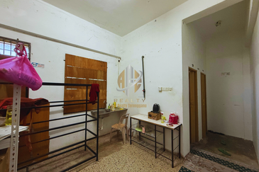 Shoplot 2 Tingkat di Bukit Tumbuh, Seberang Takir, Terengganu di Tepi Jalan Utama ke Airport