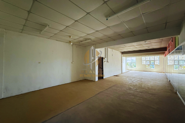 Shoplot 2 Tingkat di Bukit Tumbuh, Seberang Takir, Terengganu di Tepi Jalan Utama ke Airport