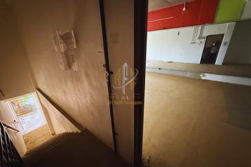 Shoplot 2 Tingkat di Bukit Tumbuh, Seberang Takir, Terengganu di Tepi Jalan Utama ke Airport