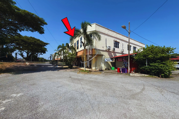 Shoplot 2 Tingkat di Bukit Tumbuh, Seberang Takir, Terengganu di Tepi Jalan Utama ke Airport