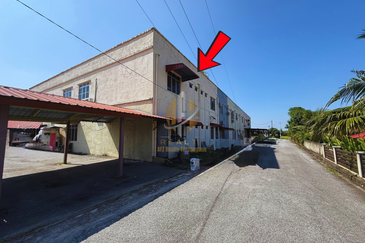 Shoplot 2 Tingkat di Bukit Tumbuh, Seberang Takir, Terengganu di Tepi Jalan Utama ke Airport