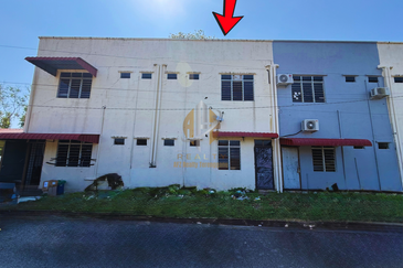 Shoplot 2 Tingkat di Bukit Tumbuh, Seberang Takir, Terengganu di Tepi Jalan Utama ke Airport