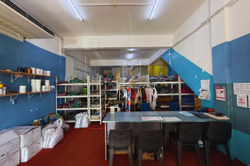 Shoplot 2 Tingkat di Bukit Tumbuh, Seberang Takir, Terengganu di Tepi Jalan Utama ke Airport