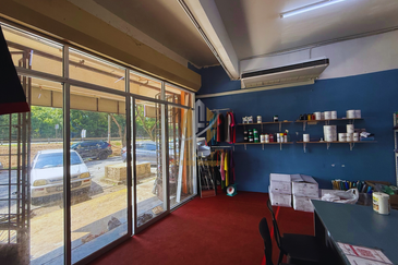 Shoplot 2 Tingkat di Bukit Tumbuh, Seberang Takir, Terengganu di Tepi Jalan Utama ke Airport