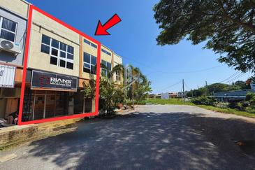 Shoplot 2 Tingkat di Bukit Tumbuh, Seberang Takir, Terengganu di Tepi Jalan Utama ke Airport