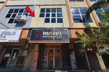 Shoplot 2 Tingkat di Bukit Tumbuh, Seberang Takir, Terengganu di Tepi Jalan Utama ke Airport