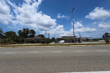 Tanah Lot syarat Bangunan bersaiz 1137m² di Batu 9 Kg. Padang Mengkuang, Bukit Payong Terengganu berdekatan Stesen Petron