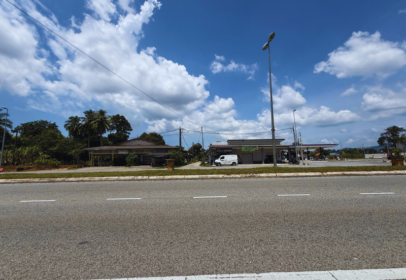 Tanah Lot syarat Bangunan bersaiz 1137m² di Batu 9 Kg. Padang Mengkuang, Bukit Payong Terengganu berdekatan Stesen Petron