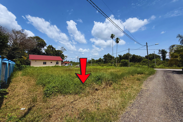 Tanah Lot syarat Bangunan bersaiz 1137m² di Batu 9 Kg. Padang Mengkuang, Bukit Payong Terengganu berdekatan Stesen Petron