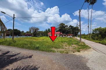 Tanah Lot syarat Bangunan bersaiz 1137m² di Batu 9 Kg. Padang Mengkuang, Bukit Payong Terengganu berdekatan Stesen Petron