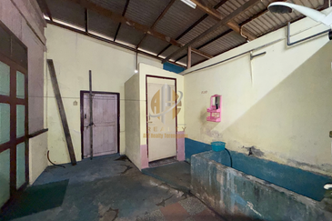 Tanah Lot Banglo bersaiz 870m² + Rumah Kayu 2 Tingkat di Pulau Kambing, Pusat Bandaraya Kuala Terengganu, Terengganu