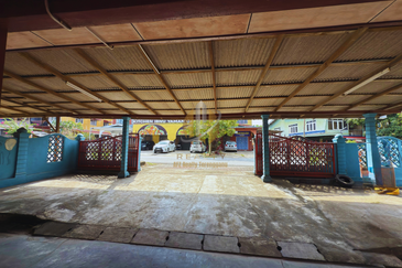 Tanah Lot Banglo bersaiz 870m² + Rumah Kayu 2 Tingkat di Pulau Kambing, Pusat Bandaraya Kuala Terengganu, Terengganu