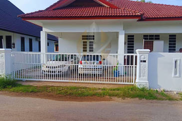 Banglo Setingkat di Kg. Mengabang Telong, Kuala Nerus, Terengganu