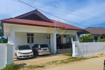 Banglo Setingkat di Kg. Mengabang Telong, Kuala Nerus, Terengganu