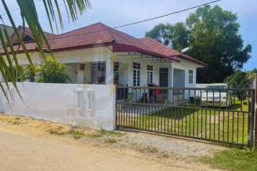 Banglo Setingkat di Kg. Mengabang Telong, Kuala Nerus, Terengganu