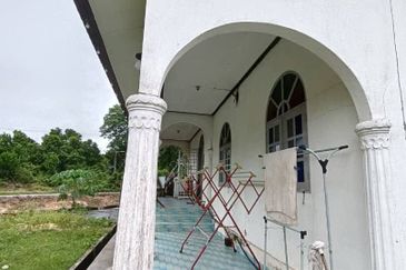 (TEPI JALAN UTAMA) TANAH BESERTA RUMAH BANGLO DI KG. KEBOR BESAR, MANIR, KUALA TERENGGANU
