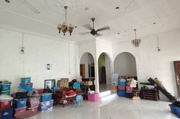 (TEPI JALAN UTAMA) TANAH BESERTA RUMAH BANGLO DI KG. KEBOR BESAR, MANIR, KUALA TERENGGANU