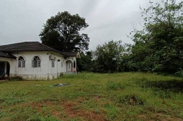 (TEPI JALAN UTAMA) TANAH BESERTA RUMAH BANGLO DI KG. KEBOR BESAR, MANIR, KUALA TERENGGANU