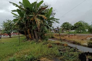 (TEPI JALAN UTAMA) TANAH BESERTA RUMAH BANGLO DI KG. KEBOR BESAR, MANIR, KUALA TERENGGANU