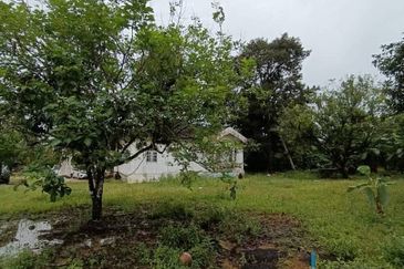 (TEPI JALAN UTAMA) TANAH BESERTA RUMAH BANGLO DI KG. KEBOR BESAR, MANIR, KUALA TERENGGANU