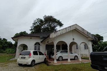 (TEPI JALAN UTAMA) TANAH BESERTA RUMAH BANGLO DI KG. KEBOR BESAR, MANIR, KUALA TERENGGANU