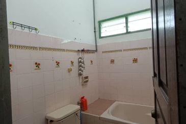 (TEPI JALAN UTAMA) TANAH BESERTA RUMAH BANGLO DI KG. KEBOR BESAR, MANIR, KUALA TERENGGANU