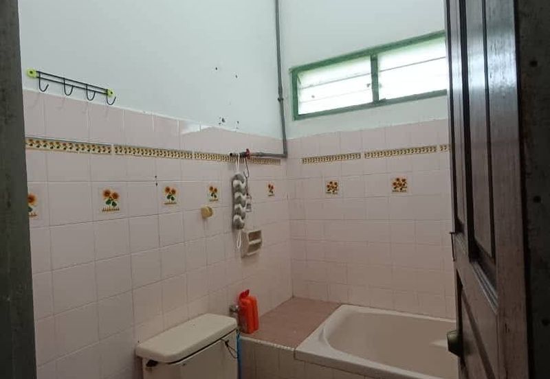 (TEPI JALAN UTAMA) TANAH BESERTA RUMAH BANGLO DI KG. KEBOR BESAR, MANIR, KUALA TERENGGANU