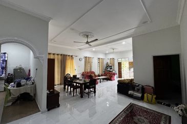 Banglo Setingkat di Kg. Mengabang Telong, Kuala Nerus, Terengganu