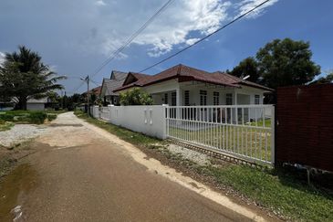 Banglo Setingkat di Kg. Mengabang Telong, Kuala Nerus, Terengganu