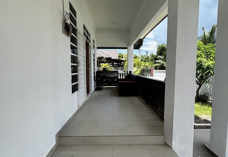 Banglo Setingkat di Kg. Mengabang Telong, Kuala Nerus, Terengganu