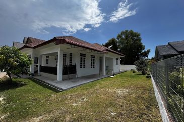 Banglo Setingkat di Kg. Mengabang Telong, Kuala Nerus, Terengganu