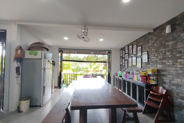 𝐑𝐮𝐦𝐚𝐡 𝐓𝐫𝐚𝐝𝐢𝐬𝐢𝐨𝐧𝐚𝐥 𝐌𝐞𝐥𝐚𝐲𝐮 𝐛𝐞𝐫𝐬𝐞𝐫𝐭𝐚 𝟕 𝐂𝐡𝐚𝐥𝐞𝐭 𝐝𝐢 𝐊𝐠. 𝐏𝐞𝐧𝐠𝐤𝐚𝐥𝐚𝐧 𝐒𝐞𝐭𝐚𝐫, 𝐊. 𝐓𝐞𝐫𝐞𝐧𝐠𝐠𝐚𝐧𝐮