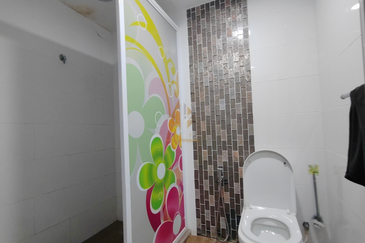 𝐑𝐮𝐦𝐚𝐡 𝐓𝐫𝐚𝐝𝐢𝐬𝐢𝐨𝐧𝐚𝐥 𝐌𝐞𝐥𝐚𝐲𝐮 𝐛𝐞𝐫𝐬𝐞𝐫𝐭𝐚 𝟕 𝐂𝐡𝐚𝐥𝐞𝐭 𝐝𝐢 𝐊𝐠. 𝐏𝐞𝐧𝐠𝐤𝐚𝐥𝐚𝐧 𝐒𝐞𝐭𝐚𝐫, 𝐊. 𝐓𝐞𝐫𝐞𝐧𝐠𝐠𝐚𝐧𝐮