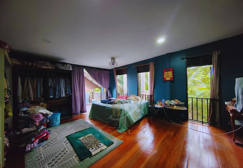 𝐑𝐮𝐦𝐚𝐡 𝐓𝐫𝐚𝐝𝐢𝐬𝐢𝐨𝐧𝐚𝐥 𝐌𝐞𝐥𝐚𝐲𝐮 𝐛𝐞𝐫𝐬𝐞𝐫𝐭𝐚 𝟕 𝐂𝐡𝐚𝐥𝐞𝐭 𝐝𝐢 𝐊𝐠. 𝐏𝐞𝐧𝐠𝐤𝐚𝐥𝐚𝐧 𝐒𝐞𝐭𝐚𝐫, 𝐊. 𝐓𝐞𝐫𝐞𝐧𝐠𝐠𝐚𝐧𝐮