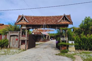 𝐑𝐮𝐦𝐚𝐡 𝐓𝐫𝐚𝐝𝐢𝐬𝐢𝐨𝐧𝐚𝐥 𝐌𝐞𝐥𝐚𝐲𝐮 𝐛𝐞𝐫𝐬𝐞𝐫𝐭𝐚 𝟕 𝐂𝐡𝐚𝐥𝐞𝐭 𝐝𝐢 𝐊𝐠. 𝐏𝐞𝐧𝐠𝐤𝐚𝐥𝐚𝐧 𝐒𝐞𝐭𝐚𝐫, 𝐊. 𝐓𝐞𝐫𝐞𝐧𝐠𝐠𝐚𝐧𝐮