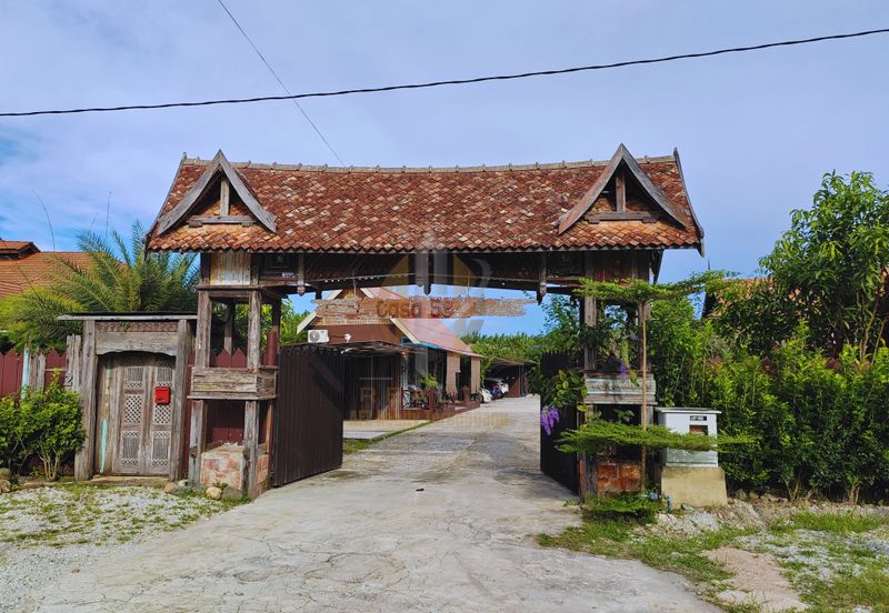 𝐑𝐮𝐦𝐚𝐡 𝐓𝐫𝐚𝐝𝐢𝐬𝐢𝐨𝐧𝐚𝐥 𝐌𝐞𝐥𝐚𝐲𝐮 𝐛𝐞𝐫𝐬𝐞𝐫𝐭𝐚 𝟕 𝐂𝐡𝐚𝐥𝐞𝐭 𝐝𝐢 𝐊𝐠. 𝐏𝐞𝐧𝐠𝐤𝐚𝐥𝐚𝐧 𝐒𝐞𝐭𝐚𝐫, 𝐊. 𝐓𝐞𝐫𝐞𝐧𝐠𝐠𝐚𝐧𝐮