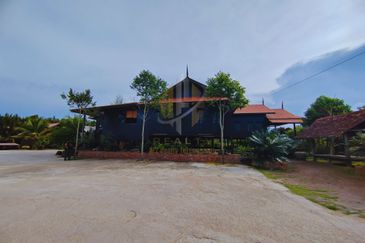 𝐑𝐮𝐦𝐚𝐡 𝐓𝐫𝐚𝐝𝐢𝐬𝐢𝐨𝐧𝐚𝐥 𝐌𝐞𝐥𝐚𝐲𝐮 𝐛𝐞𝐫𝐬𝐞𝐫𝐭𝐚 𝟕 𝐂𝐡𝐚𝐥𝐞𝐭 𝐝𝐢 𝐊𝐠. 𝐏𝐞𝐧𝐠𝐤𝐚𝐥𝐚𝐧 𝐒𝐞𝐭𝐚𝐫, 𝐊. 𝐓𝐞𝐫𝐞𝐧𝐠𝐠𝐚𝐧𝐮